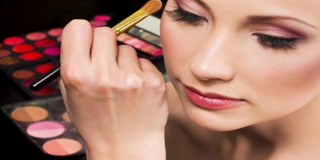 आँखों की खूबसूरती के लिए अपनाएं ये खास ब्रश Makeup, Beauty tips hindi