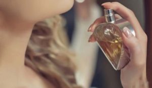 शरीर के इन हिस्सों पर लगाएं परफ्यूम Perfume दिनभर महकेंगी Beauty tips hindi