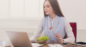 ऑफिस वाली लेडीज इस तरह खुद को रखें फिट health tips in hindi