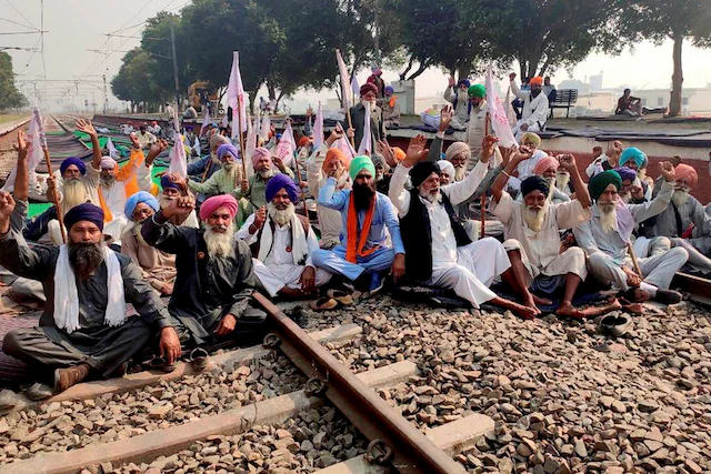 किसान रेलवे ट्रैक करेंगे खाली, भाजपा नेताओं के घरों के बाहर होगा हल्ला !