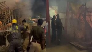 उत्तरप्रदेश : Mahakumbh मेला समापन के बाद तंबू में लगी भीषण आग, एक व्यक्ति झुलसा।