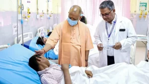 UP: सीएम योगी ने अस्पताल में भर्ती बच्चों से की मुलाकात, डॉक्टरों को बेहतर इलाज देने के दिए निर्देश।