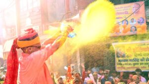 UP: सिर पर पगड़ी, आंखों पर काला चश्मा… होली पर सीएम योगी का देसी अंदाज,