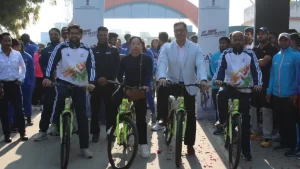 UP: लखनऊ में ‘फिट इंडिया संडे साइकिलिंग’ का आगाज, केंद्रीय मंत्री ने स्वस्थ और फिट जीवनशैली अपनाने का किया आह्वान।