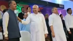 CM नीतीश कुमार फिर विवादों में! राष्ट्रगान के दौरान नीतीश कुमार की हरकत पर मचा बवाल, तेजस्वी ने उठाए ये सवाल….।