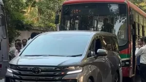 मुंबई में Aishwarya Rai की कार की बस से टक्कर, वीडियो वायरल।