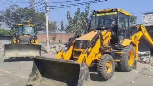 UP: नेपाल सीमा पर योगी सरकार का कड़ा कदम, अवैध मदरसों पर चला बुलडोजर; बहराइच में 89 अवैध कब्जे हटाए।