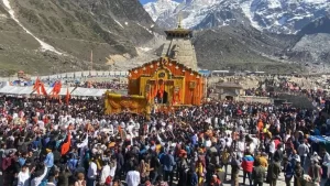 Kedarnath Dham के कपाट खुले: 108 क्विंटल फूलों से सजा मंदिर, पहले ही दिन 10 हजार श्रद्धालु पहुंचे।