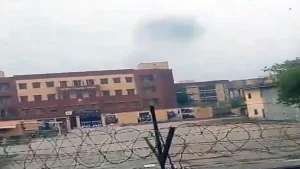 पाकिस्तान के लाहौर में Airport के पास धमाके, आसमान में धुएं के बादल, लोग घबराए।