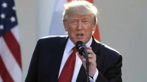 Donald Trump ने उठाया बड़ा कदम – अब विदेशों में बनी फिल्मों पर लगेगा 100% टैक्स