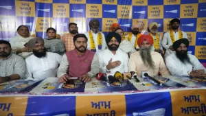 Tarn Taran में Congress को बड़ा झटका, दर्जनों परिवार AAP में शामिल — Harmeet Singh Sandhu को मिला लोगों का समर्थन