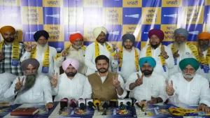 Tarn Taran में Congress को बड़ा झटका, सैकड़ों नेता और कार्यकर्ता Aam Aadmi Party में शामिल