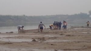 Gorakhpur में Chhath Ghat पर बेदी बनाने को लेकर बवाल, MP Ravi Kishan ने यात्रियों से पूछा- “कइसन बा व्यवस्था?”