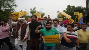 Tarn Taran में AAP का विरोध प्रदर्शन, Raja Warring के Casteist Remarks के खिलाफ फूंका पुतला