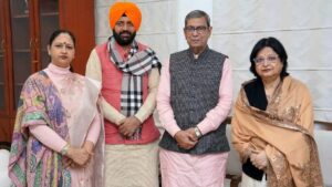 सीएम नायब सैनी ने राज्यपाल को बताया 2026 का रोडमैप, राजभवन में पत्नी के साथ की मुलाकात