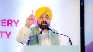 पंजाब में सियासी घमासान: मुलाकाती ही जज बन जाएं… डेरा ब्यास प्रमुख और मजीठिया की मुलाकात पर CM का तंज