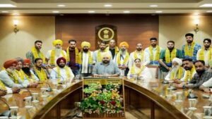 कांग्रेस, अकाली दल और भाजपा को बड़ा झटका, दर्जनों जमीनी स्तर नेता AAP में हुए शामिल