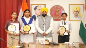 8वीं कक्षा में टॉप करने वाली बेटियों का CM आवास पर सम्मान, CM भगवंत मान ने बढ़ाया हौसला