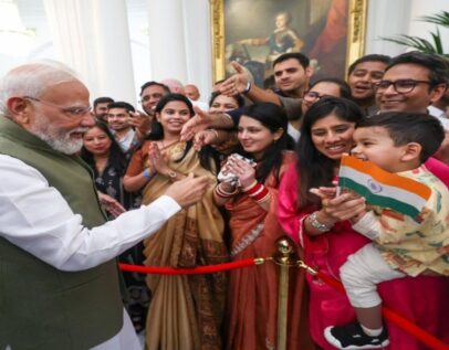 फ्रांस पहुंचे PM मोदी, भारतीय समुदाय ने किया भव्य स्वागत