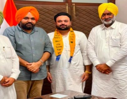 जिला यूथ प्रधान हनीश बंसल अपने समर्थकों के साथ आम आदमी पार्टी में शामिल