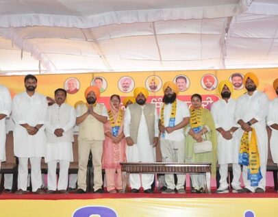 शिरोमणि अकाली दल को बड़ा झटका, पूर्व विधायक वरिंदर कौर लूंबा और करण सिंह DTO सैकड़ों समर्थकों के साथ AAP में शामिल