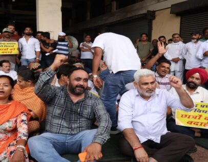 भाजपा की केंद्र सरकार की विद्यार्थी विरोधी नीतियों के खिलाफ पूरे आप ने पंजाब में ‘थाली बजाओ, तानाशाह भगाओ’  किए विरोध प्रदर्शन
