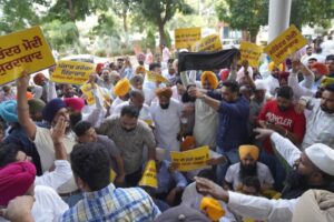 चुनावों से पहले ईडी के छापों के विरुद्ध ‘आप’ नेताओं और कार्यकर्ताओं का प्रदर्शन, ईडी की टीम का घेराव करके बीजेपी की केंद्र सरकार के खिलाफ की नारेबाजी