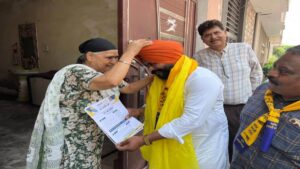 ‘मान दे मुनाफे’ मुहिम के तहत ‘आप’ विधायक घर-घर पहुंचे, पंजाबियों को सौंपा ‘गारंटी प्लस’ रिपोर्ट कार्ड
