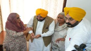 CM भगवंत सिंह मान ने धूरी से घर-घर जाकर शुरू की चुनाव प्रचार की मुहिम, ‘मान दा मुनाफ़ा’ को प्रचार का बनाया केंद्र