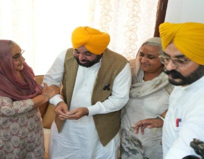CM भगवंत सिंह मान ने धूरी से घर-घर जाकर शुरू की चुनाव प्रचार की मुहिम, ‘मान दा मुनाफ़ा’ को प्रचार का बनाया केंद्र