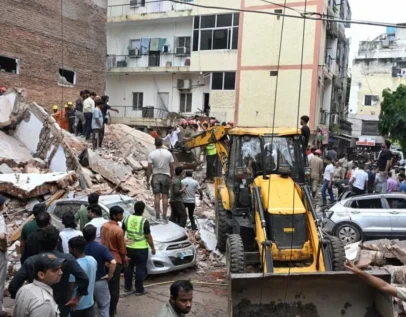 दिल्ली में इमारत गिरने का मामला: मलबे में अभी भी कई लोगों के दबे होने की आशंका