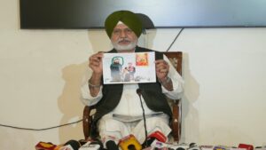 आप का अकालियों पर पलटवार, बलतेज पन्नू ने अमरदीप ग्रेवाल की सीनियर भाजपा नेताओं के साथ गुरी चाहल की अकालियों के साथ दिखाईं तस्वीरें