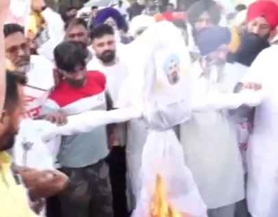 आम आदमी पार्टी ने मजीठा में अकाली दल (बादल) के नेता बिक्रम सिंह मजीठिया के खिलाफ किया रोष प्रदर्शन, फूंका पुतला