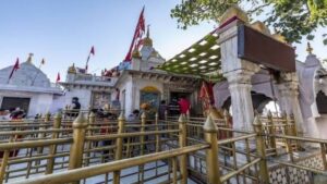 नवरात्रों में हिमाचल के शक्तिपीठों पर उमड़ी श्रद्धालुओं की भारी भीड़, मंदिरों में दर्शन का समय बदला