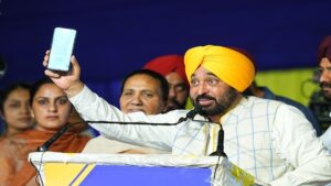आप ने भाजपा सरकार द्वारा ED-CBI के दुरुपयोग के खिलाफ प्रदर्शन किया, PM मोदी का फूंका पुतला